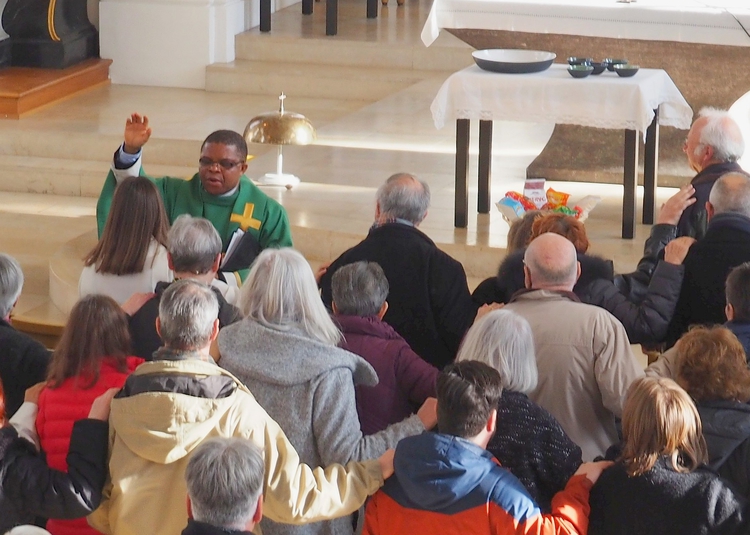 Pater Solomon segnet die Gemeinde bei seinem Abschiedsgottesdienst.