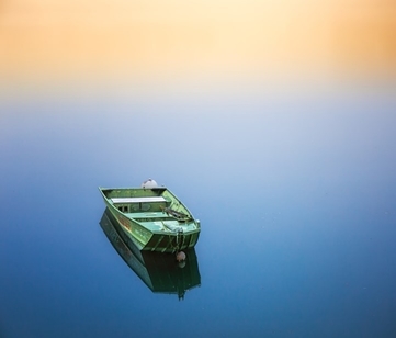 Boot auf ruhigem See