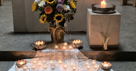 brennende Kerzen vor Altar