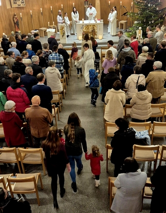 Menschen im Weihnachtsgottesdienst