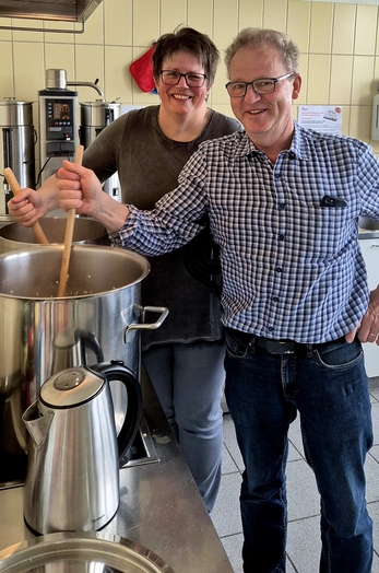 Conny und Sepp Bttig beim Risotto kochen