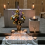 brennende Kerzen vor Altar