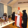 St. Nikolaus besucht die Krippenausstellung