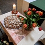 Tisch mit Agatha-Brot, Tulpen und Kerze